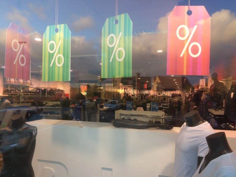 Fensteraufkleber mit Rabatten an einem Schaufenster