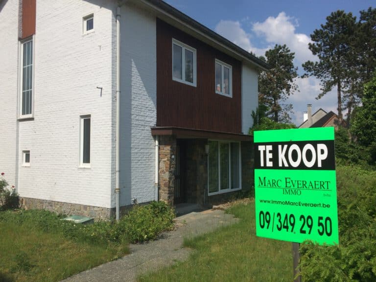 Ein Immobilienschild vor einem Haus