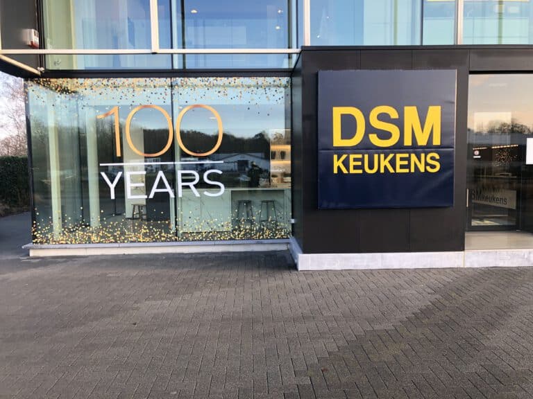 Fensterfolie über die gesamte Showroom-Fassade, am Abend