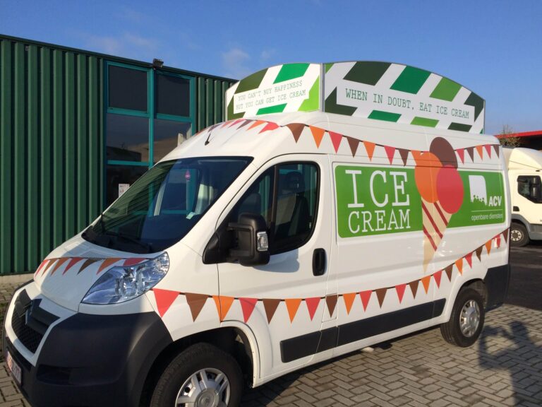 Ein vollständig beschrifteter Transporter