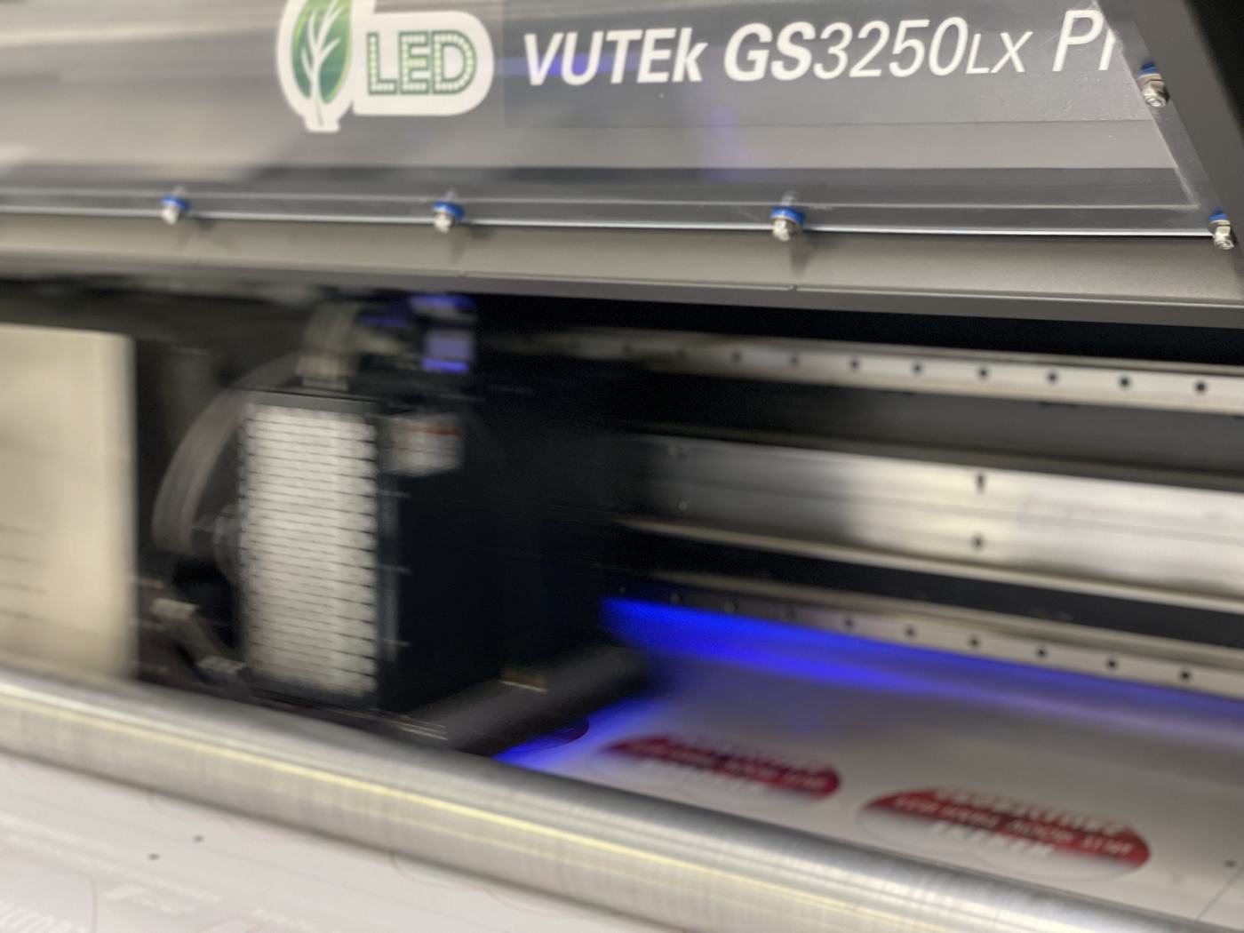Die UV-LED-Lampe des Flachbettdruckers im Betrieb