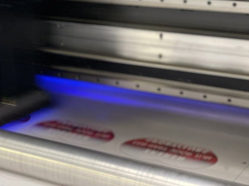 Diese UV-LED-Leiste härtet den Druck aus